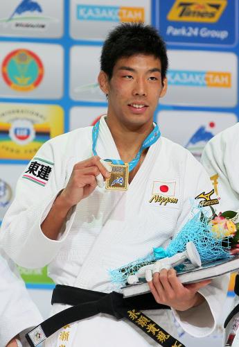 柔道の世界選手権男子81キロ級で優勝、表彰式で金メダルを手にする永瀬貴規（ＡＰ）