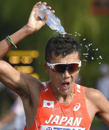 男子50キロ競歩で、頭に水をかける山崎勇喜