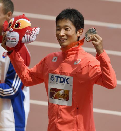 男子50キロ競歩で３位となり、表彰式で銅メダルを手にする谷井孝行