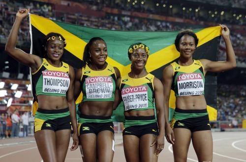 女子４００メートルルレーで優勝したジャマイカの選手（ＡＰ）