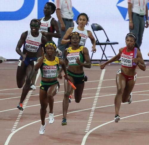 ＜世界陸上北京大会８日目＞女子４×１００Ｍリレーを制するジャマイカ（左手前はアンカーのプライス）