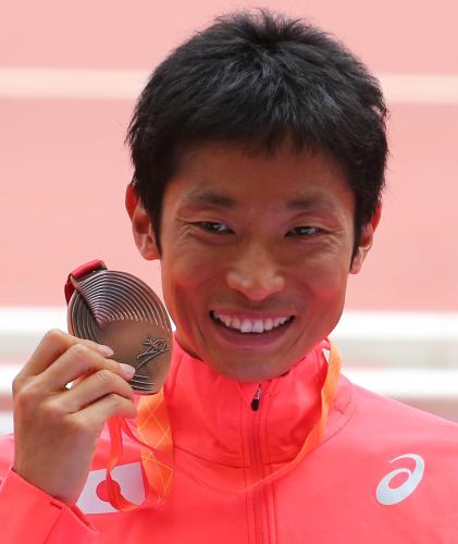 男子５０キロ競歩、銅メダルを掲げ笑顔を見せる谷井