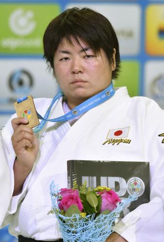 女子78キロ超級の表彰式で、獲得した銅メダルを手にする山部佳苗