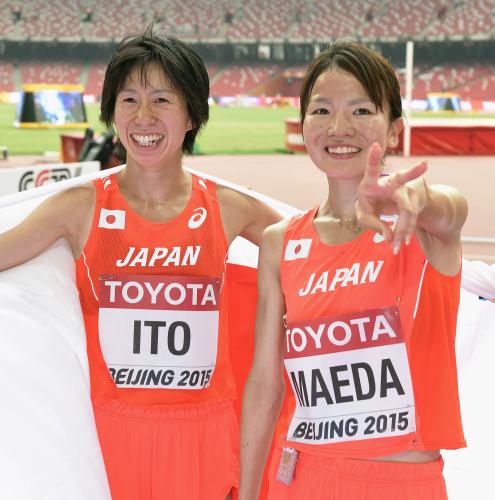 女子マラソンのレースを終え笑顔の伊藤舞（左）と前田彩里