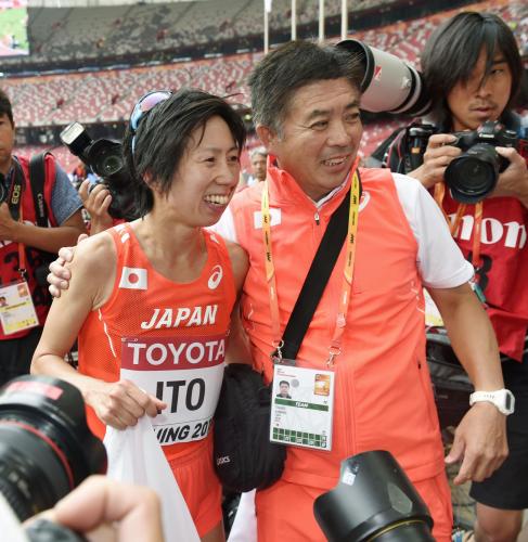 女子マラソンでゴール後、河野匡監督（右）と笑顔の伊藤舞