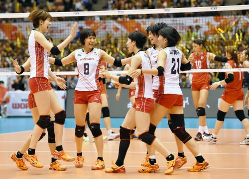 ＜日本・韓国＞韓国にストレート勝ちして喜ぶ日本の選手たち