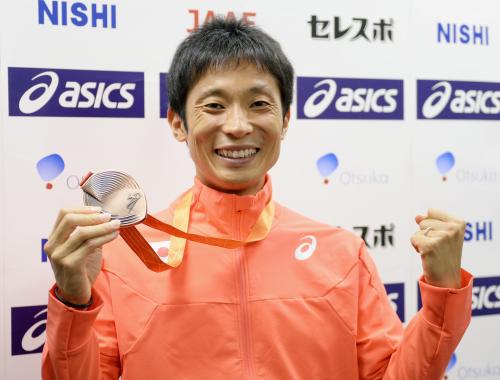 男子50キロ競歩で銅メダルを獲得して帰国し、笑顔で記者会見する谷井孝行