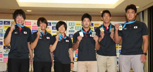 金メダルを手に笑顔を見せる（左から）梅木、松本、中村、大野、永瀬、羽賀
