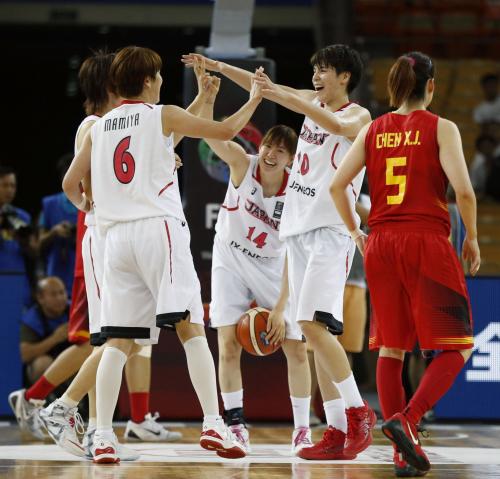 中国に勝利し、喜ぶ渡嘉敷（右から２人目）ら日本選手たち