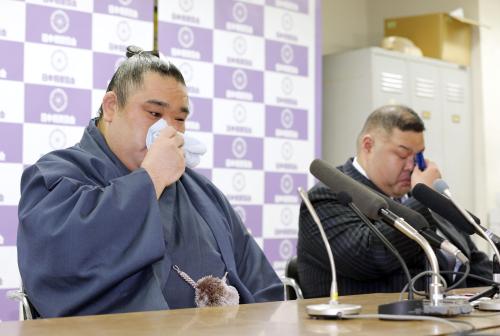 引退記者会見で、涙をぬぐう元関脇の若の里関（左）と田子ノ浦親方