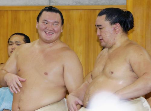 稽古総見で笑顔の白鵬（左）と日馬富士