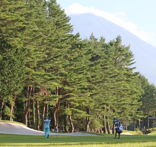 ＜フジサンケイクラシック　２日目＞１８番、市原弘大（左下）は富士山を正面に見据えながらグリーンにボールを乗せる