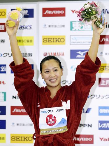 女子１００メートル平泳ぎで優勝し、表彰式で歓声に応える早大・渡部香生子