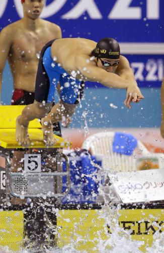 男子４００メートルリレー決勝　飛び込む早大・第３泳者の瀬戸大也