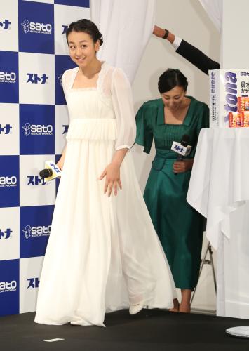 白のドレス姿で登場する浅田真央。右は姉・舞さん