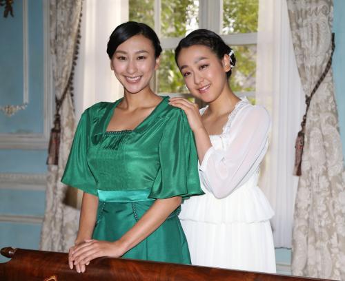 公開収録で笑顔を見せる浅田舞さん（左）、真央姉妹