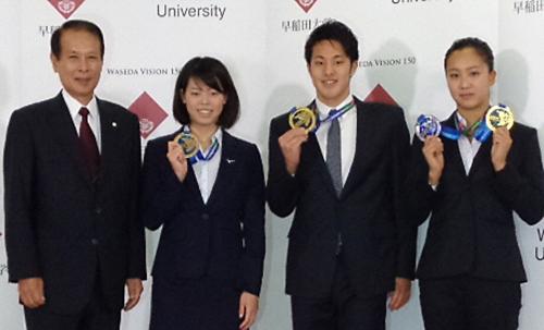 早大でメダル獲得を報告した（左から）同大の鎌田総長、星、瀬戸、渡部