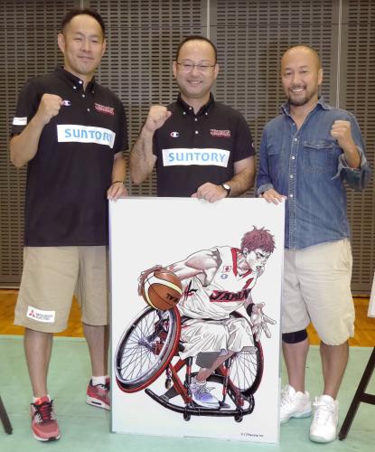 イラストを前にポーズをとる漫画家の井上氏（右）と男子日本代表の及川監督（中央）、東野コーチ