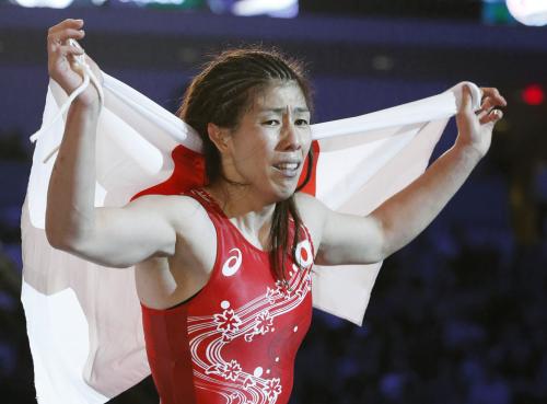 女子53キロ級で優勝し日の丸を背に感極まる吉田沙保里