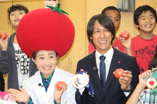 タキイ種苗「桃太郎トマトの学校」で、トマトの授業を行った葛西紀明とキンタロー。