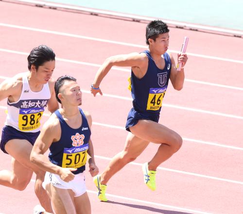 ＜陸上日本学生対抗選手権＞４００メートルリレー予選に東洋大の第２走者として出場した桐生（右）