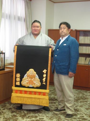 化粧まわしを贈呈された豪栄道（左）と恩師の山田道紀埼玉栄高相撲部監督