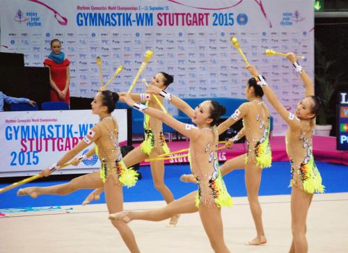 新体操の世界選手権の団体総合で、フープ・クラブを演技する日本