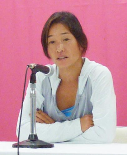 テニスのジャパン女子オープンを前に記者会見するクルム伊達公子