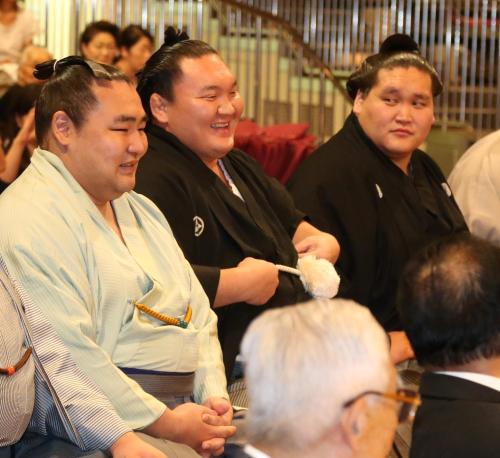 土俵祭に出席し笑顔を見せる（左から）鶴竜、白鵬、照ノ富士