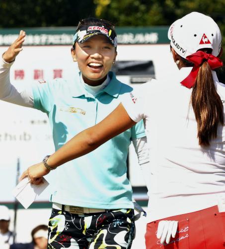 日本女子プロゴルフ最終日、通算７アンダーで大会初優勝を決め、イ・ボミ（右）に祝福されるテレサ・ルー＝