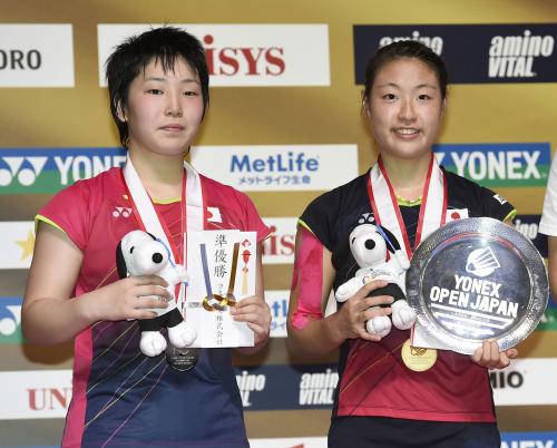 女子シングルスで優勝した奥原希望（右）と２位となった山口茜