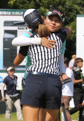 ＜第４８回日本女子プロゴルフ選手権大会コニカミノルタ杯・最終日＞優勝したテレサ・ルーは２位タイの上田桃子と抱き合う