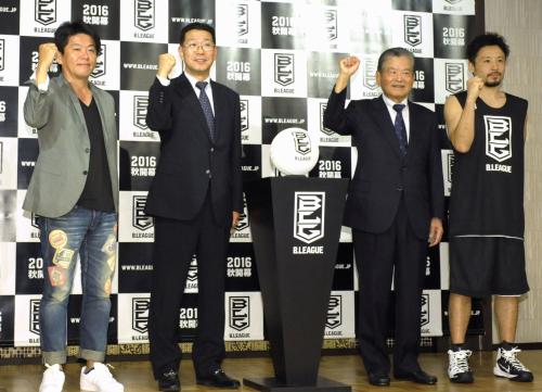 会見でポーズをとる（左から）堀江氏、日本バスケットボール協会の大河事務総長、川淵三郎会長、田臥