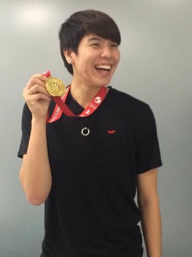 米国帰国したバスケットボール女子日本代表の渡嘉敷はアジア選手権の金メダルを手に笑顔