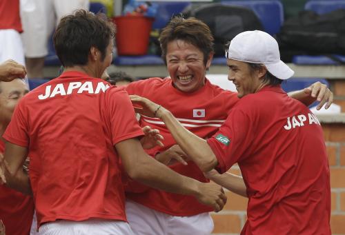 大一番を制したダニエル太郎（右）を笑顔で迎える日本代表のチームメート（ＡＰ）