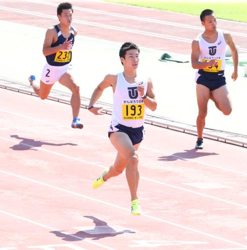 ＜関東学生新人陸上競技選手権大会＞男子１００ｍ予選、桐生祥秀（中央）は１０秒４５で予選を１位で通過する