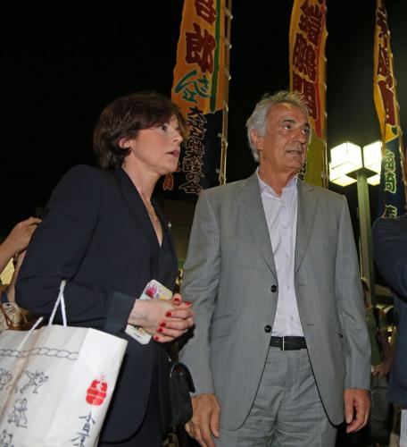 両国国技館を後にするサッカー日本代表のハリルホジッチ監督とディアナ夫人
