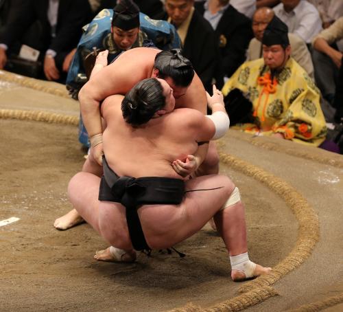＜大相撲９月場所１３日目＞稀勢の里が照ノ富士を寄り倒しで破る