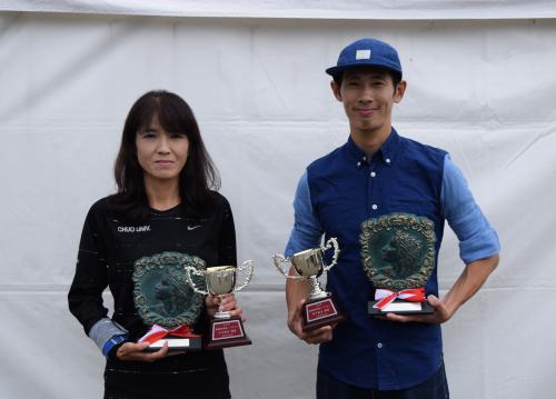 男子で２連覇した河原井さん（右）と女子で２度目の優勝を果たした新城さん