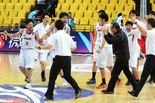 カタールを下し、準決勝進出を決め喜ぶ田臥（左端）ら日本選手