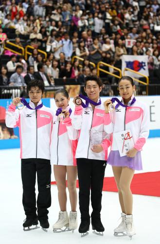 ＜ジャパンオープン２０１５＞表彰式を終えメダルをかざす（左から）宇野昌磨、宮原知子、村上大介、浅田真央