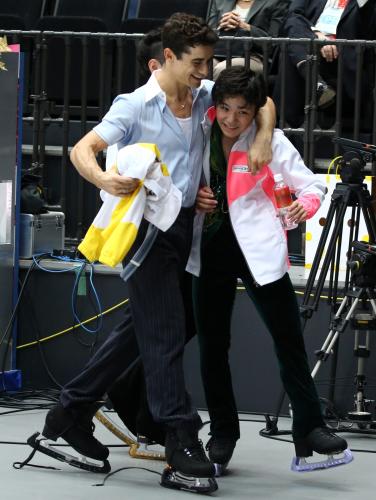 ＜ジャパンオープン２０１５＞高得点をマークした宇野昌磨はフェルナンデス（左）の手荒い祝福を受ける