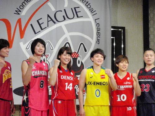 バスケットボール女子、Ｗリーグの開幕へ向けてポーズをとる富士通の町田主将（右から２人目）、ＪＸ―ＥＮＥＯＳの吉田主将（同３人目）ら