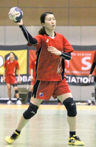 練習するハンドボール女子日本代表の石立