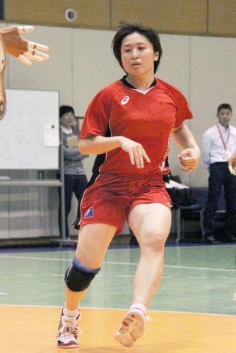 練習するハンドボール女子日本代表の本多
