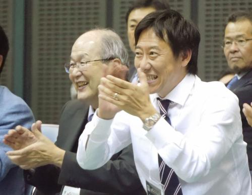 車いすバスケットボールのアジア・オセアニア選手権で、日本のプレーに拍手を送るスポーツ庁の鈴木長官（右）