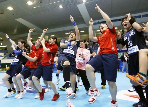 中国に勝利し、喜ぶ日本代表の選手たち