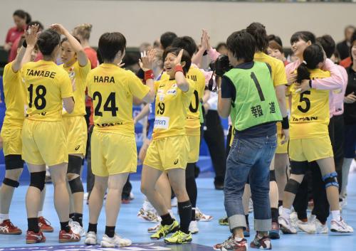 カザフスタンに勝利し、喜ぶ日本の選手たち