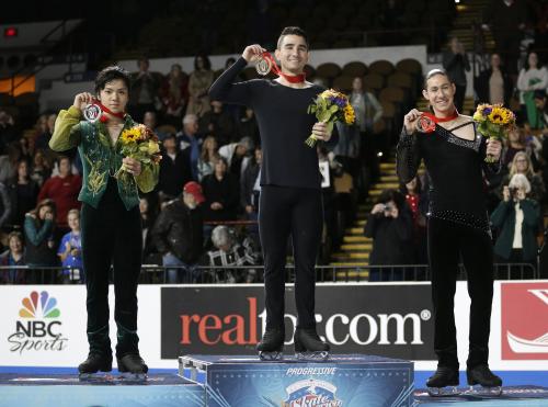 表彰台で銀メダルを掲げる宇野昌磨（左）。中央は優勝したマックス・アーロン、右はジェイソン・ブラウン（ＡＰ）