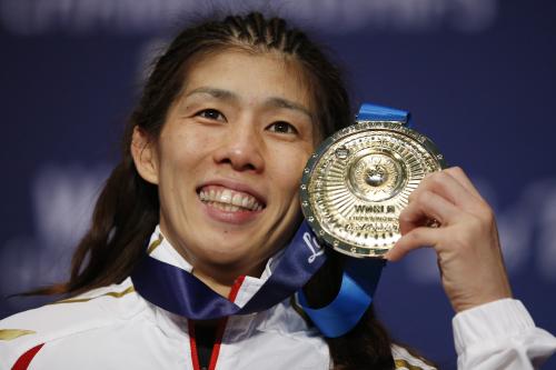 世界大会１６連覇となる、レスリング世界選手権女子53キロ級で獲得した金メダルを手に笑顔の吉田沙保里（ＡＰ）